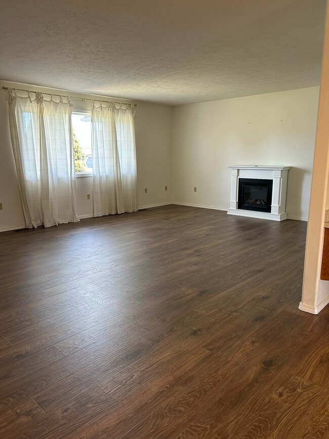 Photo - 654 Maple Pl