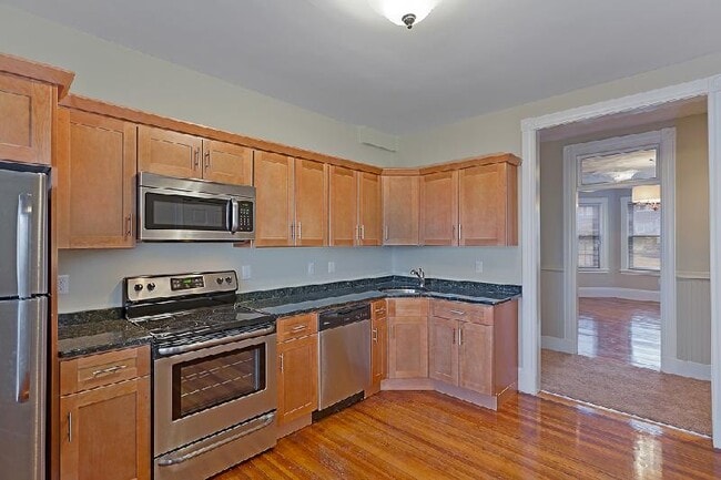 Building Photo - 90 Gladstone St Rental