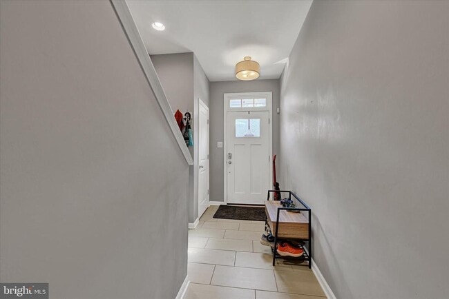 Building Photo - 7650 Lyndon Ct