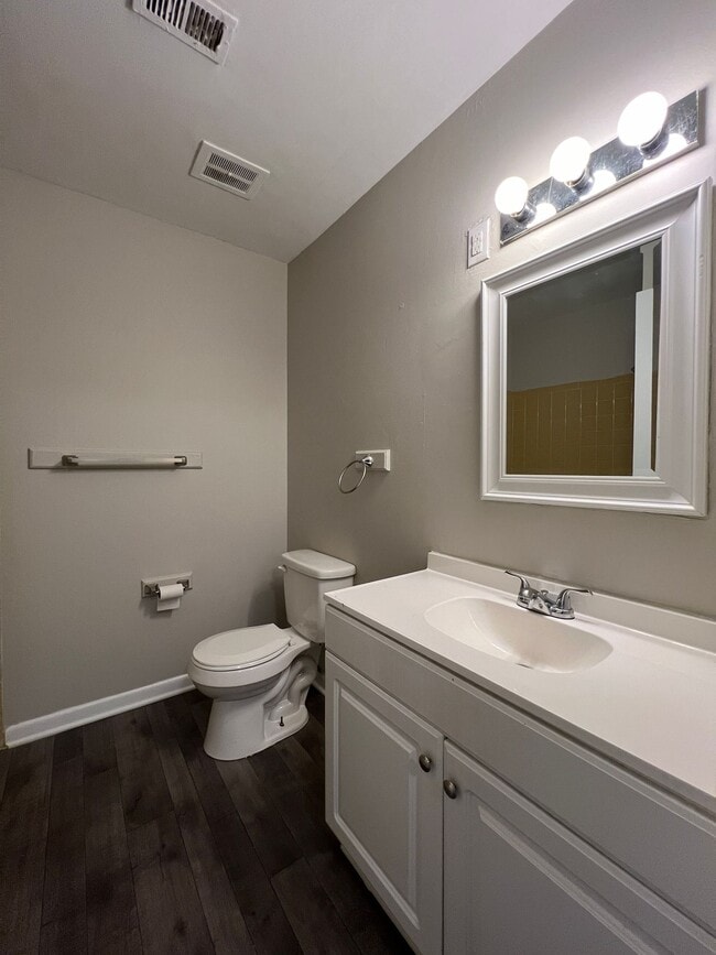 Photo - Classic Comfort, Modern Living: Welcome to 555 East Apartment Homes Unidad 555 E 525-F