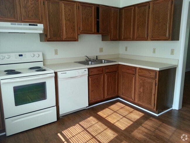 Building Photo - Three Bedroom Townhome, 2.5 bath, with eat...