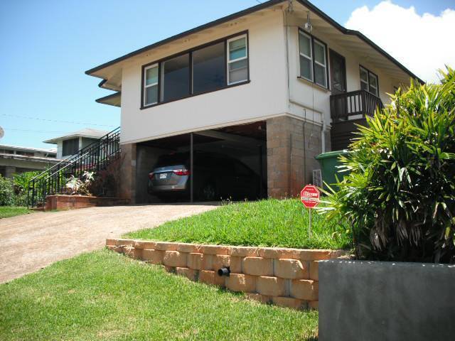 3 Bed/ 2.5 Bath House with Den in Kaneohe - 3 Bed/ 2.5 Bath House with Den in Kaneohe