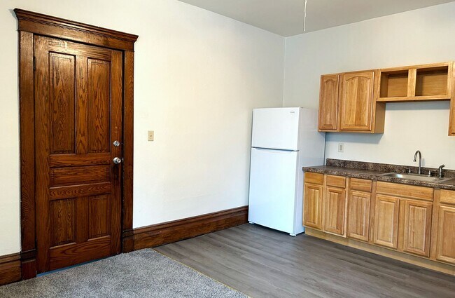 Photo - Recently Updated first floor apartment within walking distance to Main St  Grove City ! Unidad 2