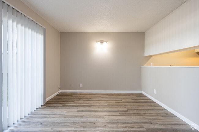 1BR, 1BA - 670SF - Dining Room/Living Room