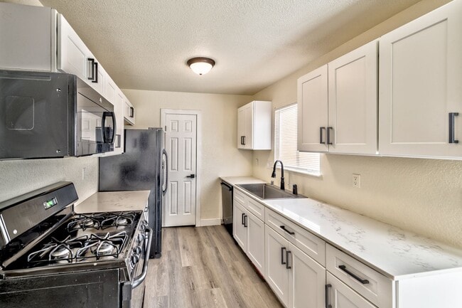 Photo - 3757 Longfellow St