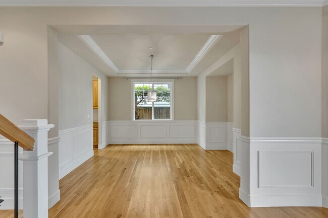 Photo - Must see in beautiful Redmond neighborhood