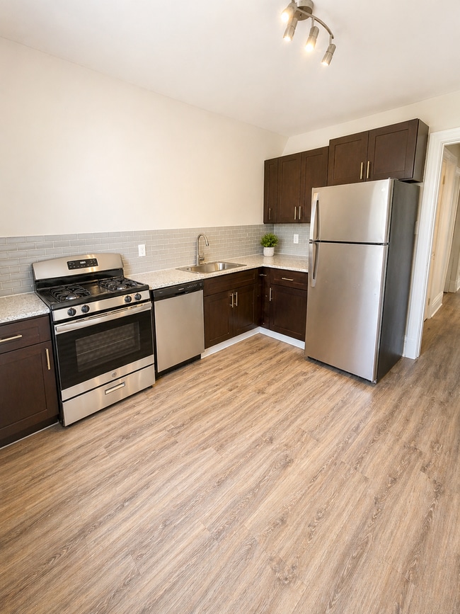 Photo - *** Amazing Shadyside Location * Renovated Apartment * Walk to Ellsworth and Walnut * Pet Friendl... Unit 3RD FL