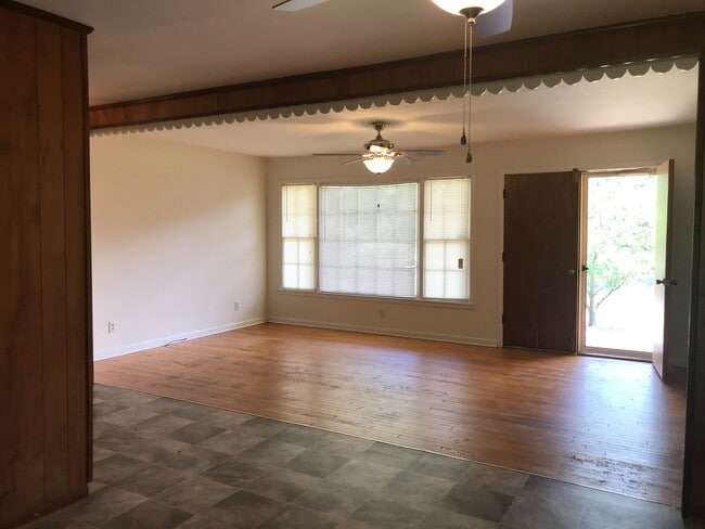 Photo - 946 Boswell Dr