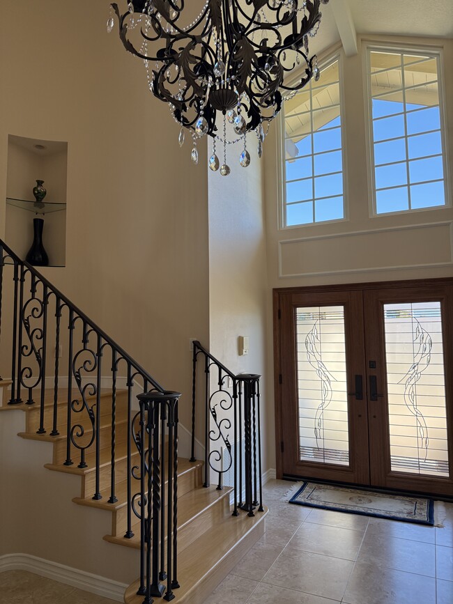 Grand foyer - 23446 Blythe St