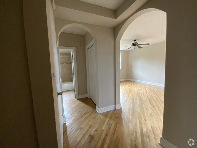 Building Photo - 894 Green Bay Rd Rental