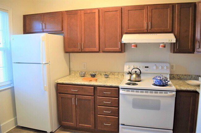 Photo - Colonial Village West