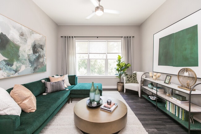 1 habitación, 1 baño, 769 pies cuadrados, sala de estar - The Woodberry