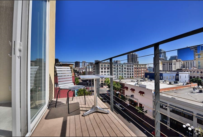 Building Photo - Fantastic Penthouse Unit Downtown Marina D...