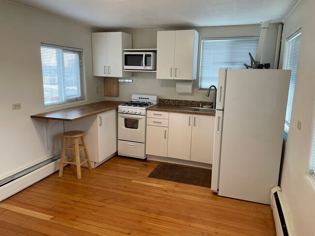 Space to Sit and Eat - 624 Knox Ct Unit #4