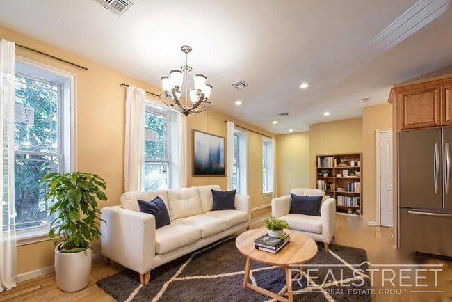 Photo - Renovated 3 BR 2 BA in Crown Heights Unidad 3