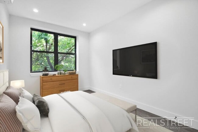 Photo - Grand Spacious 2 Bed in Prime Crown Heights Unit 3A