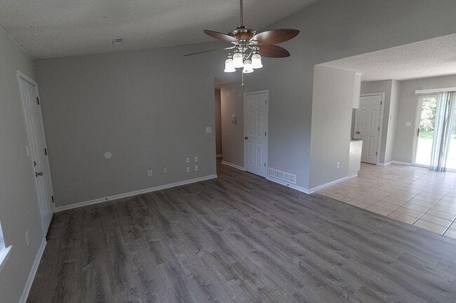 Photo - 610 N Grace Ln