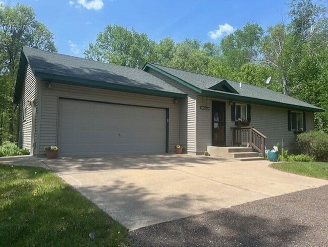 Building Photo - Breezy Point Home 3 bedroom, 2 bath, 2 car Garage