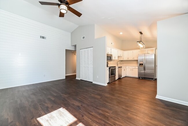 Photo - 101 Tweed Ct