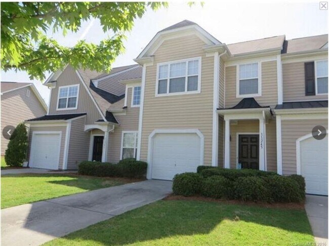 Building Photo - Location, Location, Location! 3 Bedroom 2.... Rental