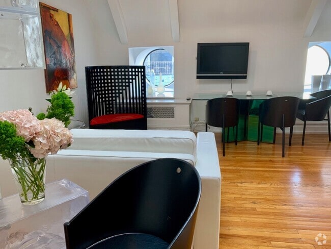 Building Photo - 2109 Broadway Rental