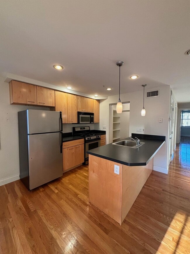 Building Photo - 1110 Massachusetts Ave Unit 4