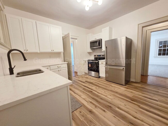 Photo - 907 Hines St W