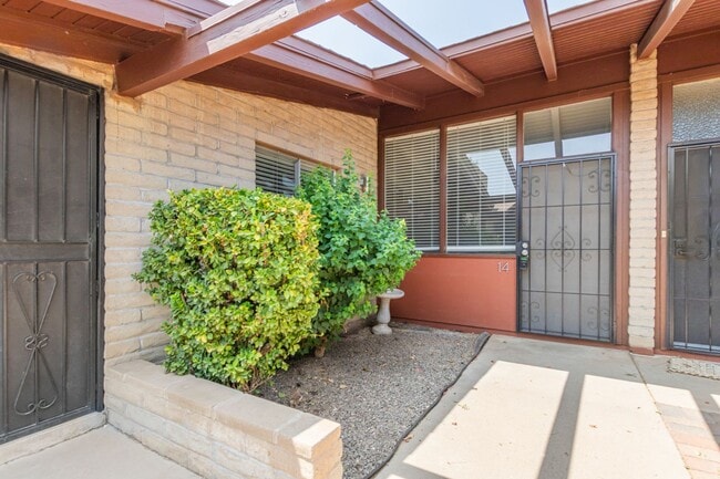 Building Photo - 2-Bedroom Condo in Citrus Acres Steps from...
