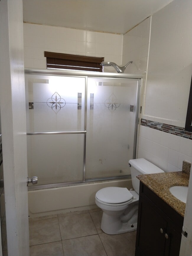 Baño - 335 NW 50th St Unidad 1