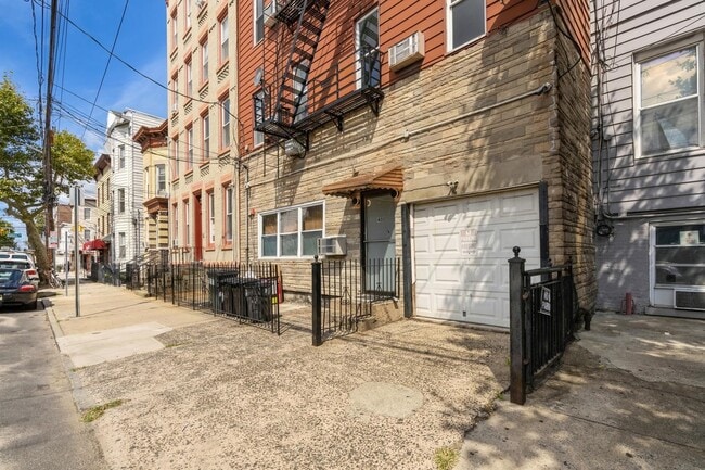 Building Photo - 40 Beacon Ave Unit 5