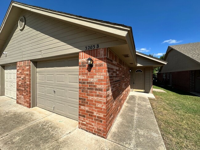 Building Photo - 3203 Conestoga Dr Unit 3203B Rental