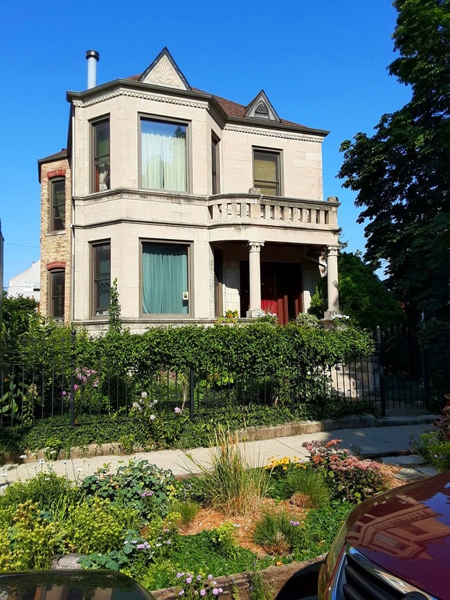 Classic Chicago Greystone circa 1905 on a fully fenced double lot. - 2422 N Drake Ave Unit 3rdFloor