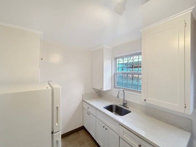 Photo - Renovated 1B/1BA w/ Walk-In Closet & On-Si... Unit 48th St - 4453 1/2