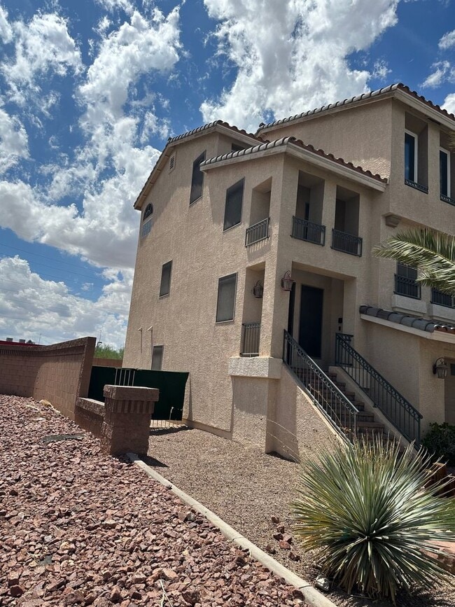 Photo - AVAILABLE NOW! Outstanding 3 Story Home!