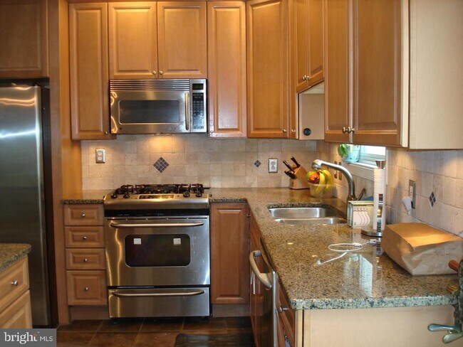 Photo - 160 Levering St