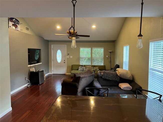 Photo - 922 E 50th St