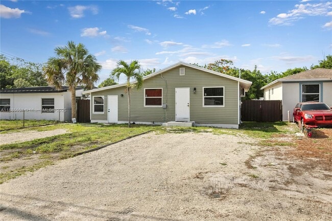 Building Photo - 3633 SW 12th Ct Unit 2