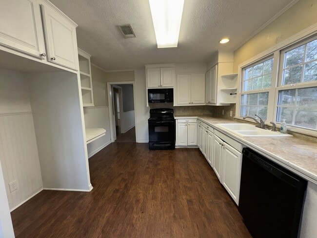 Photo - 1081 S Church St