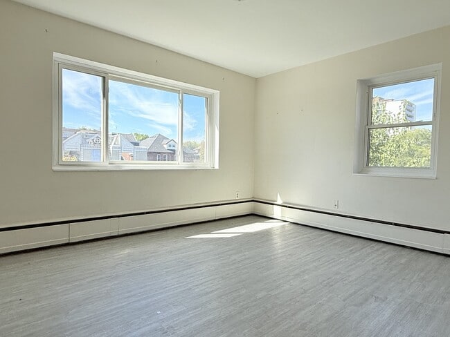 Building Photo - 1590 Ouellette Ave Unit 301