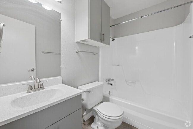1BR, 1BA - 548SF - Bathroom