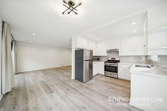 Building Photo - 7548 Hampton Ave Unit 301