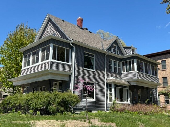 Building Photo - 427 6th St SE Unit 4