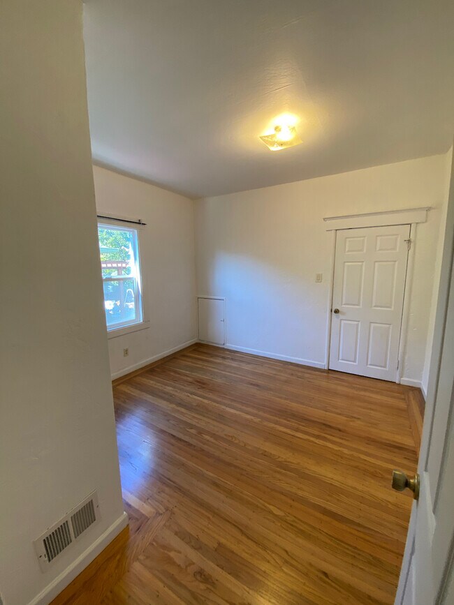 Photo - 2850 McGee Ave