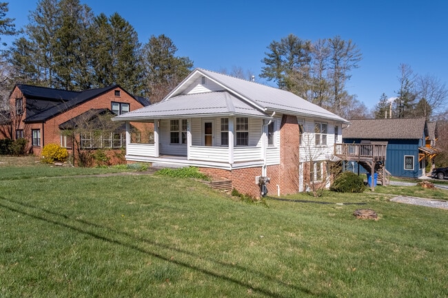 Building Photo - 445 S Broad St