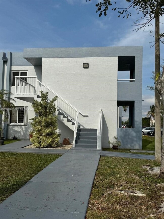 Building Photo - 6200 SW 131st Ct Unit 201