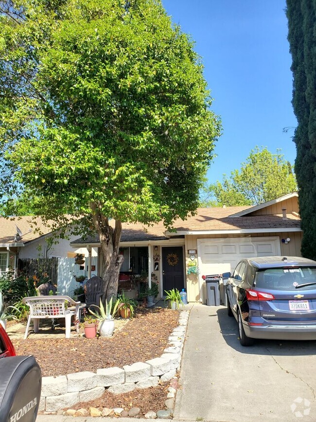 Building Photo - This is a sweet 3 bedroom home in East Davis