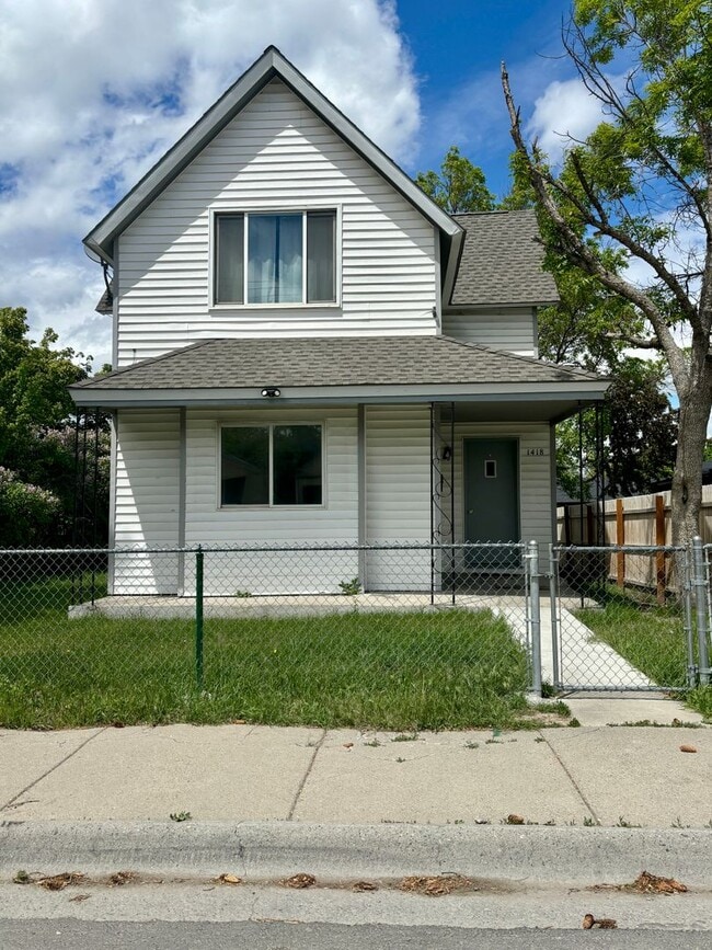 Building Photo - 1418 Phoenix Ave Unit 2