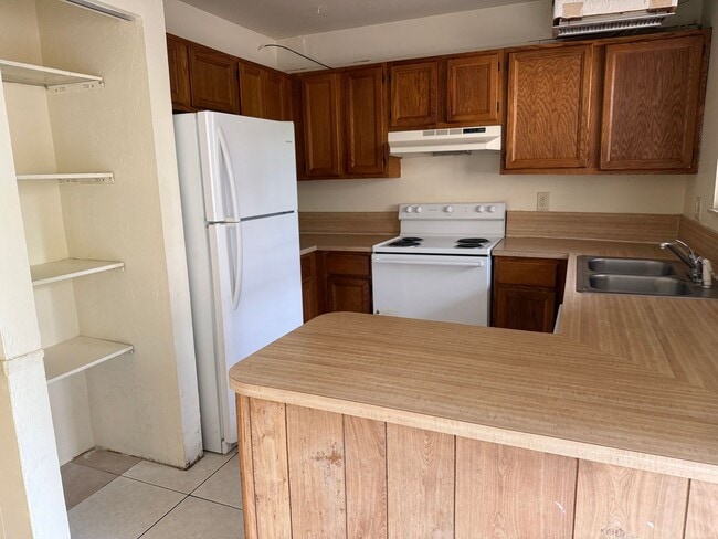 Photo - * MOVE IN SPECIAL * 1/2 OFF 2ND MONTH'S RENT!! Spacious 1,226 SF Unit - 2 bd / 2 ba near UF - Bra...