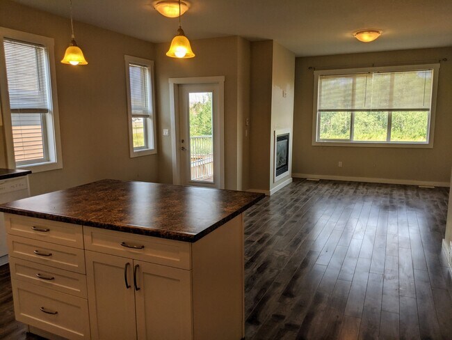 1644-16487 87 Ave