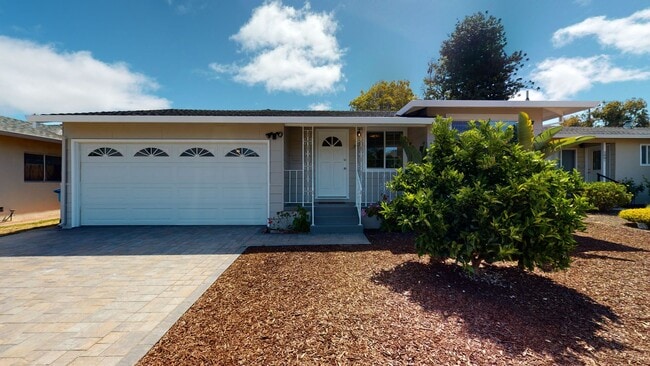 Building Photo - Updated 3 bedroom home, backyard, washer/d...